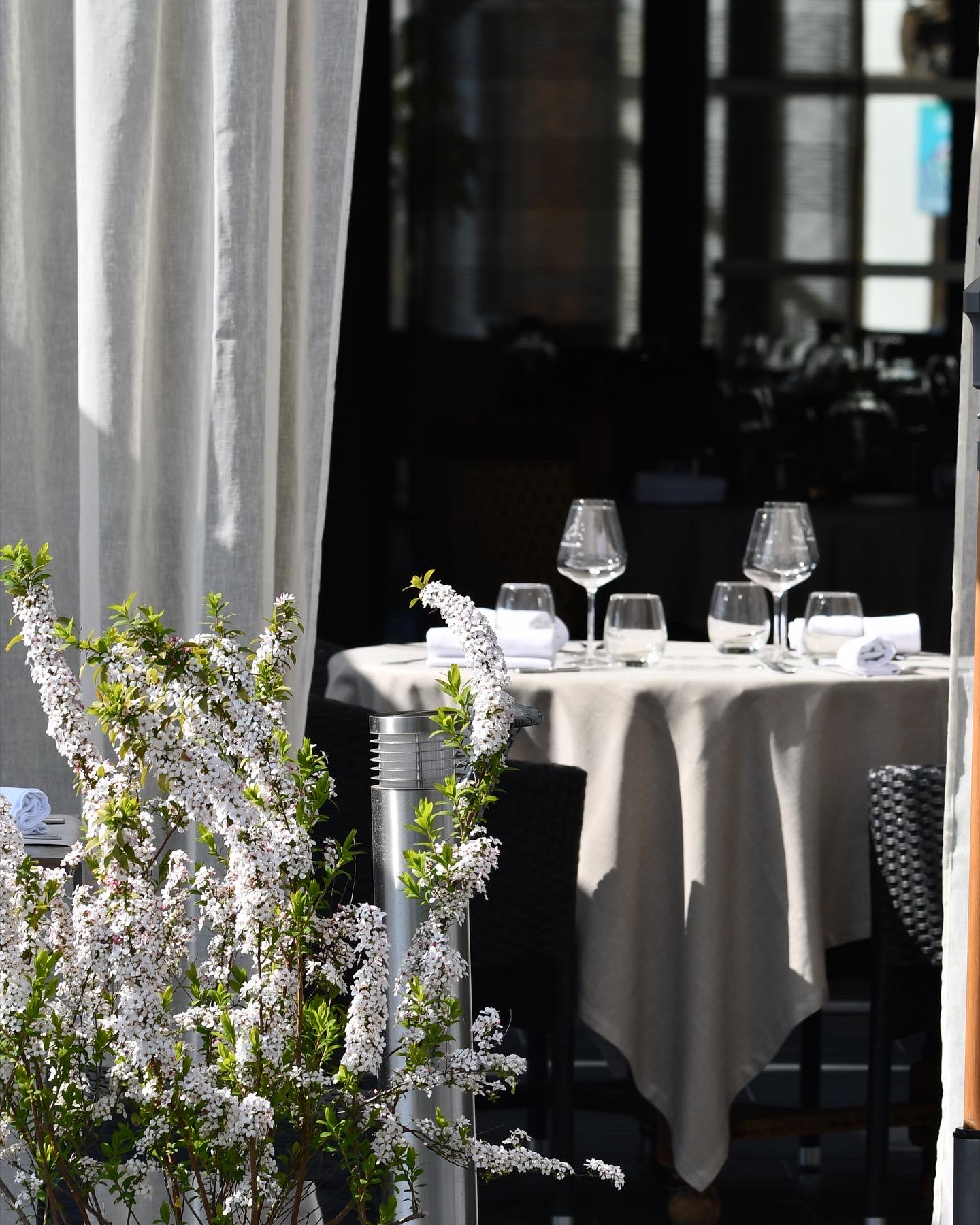 Le Cheval Blanc : hôtel et restaurant à Giffaumont-Champaubert sur