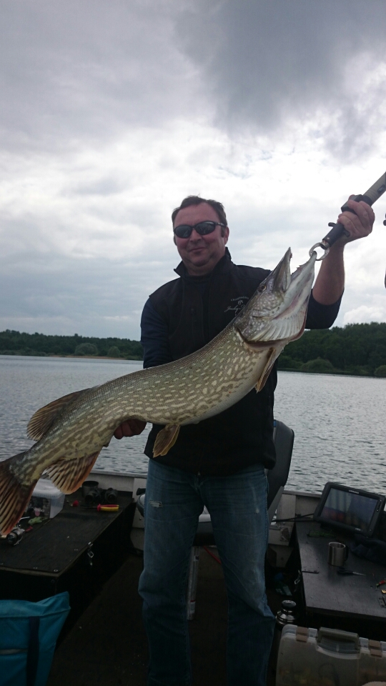 Guide de pêche en bateau sur le lac du Der