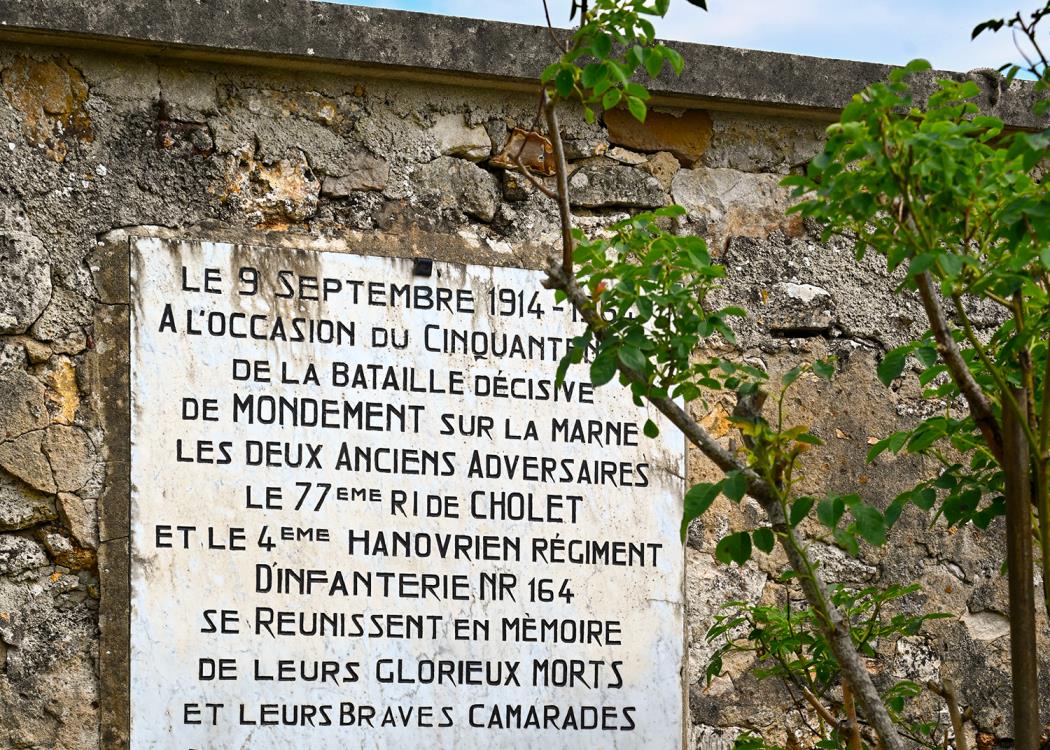 Chapelle et cimentière de Mondement