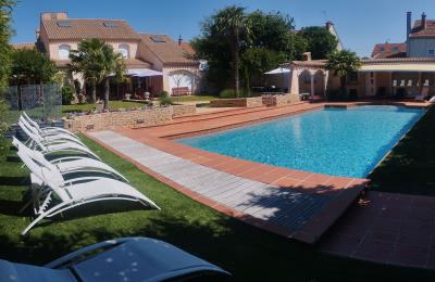 le mas champenois vue d'ensemble du jardin vue sur pool house