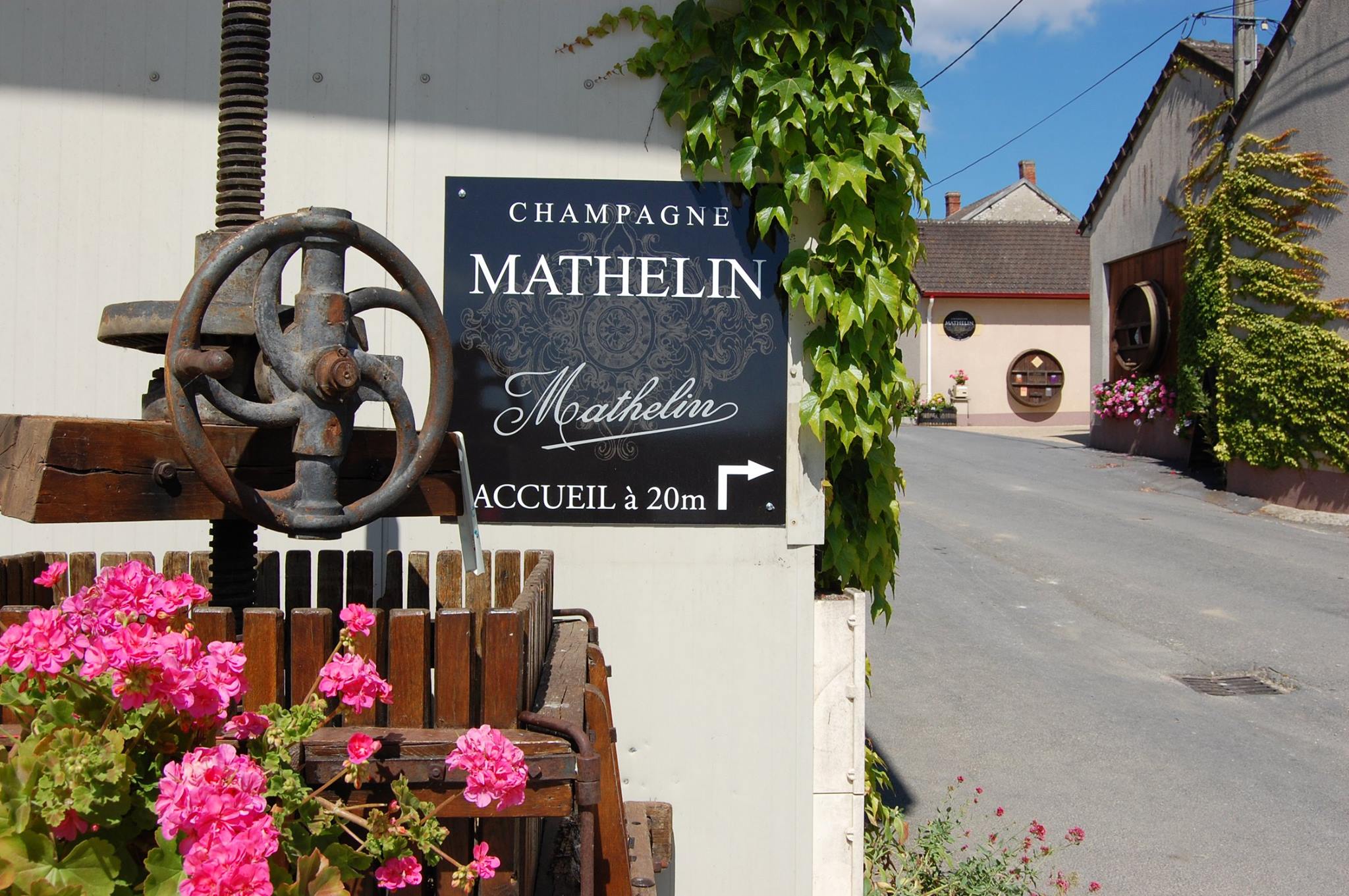 Aire de stationnement et service / Champagne Mathelin