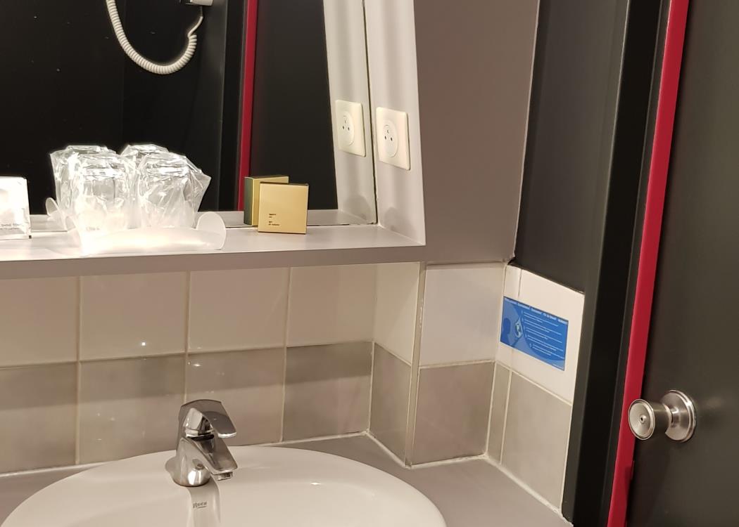 Salle de bain avec douche ou baignoire Salle de bain avec douche ou baignoire