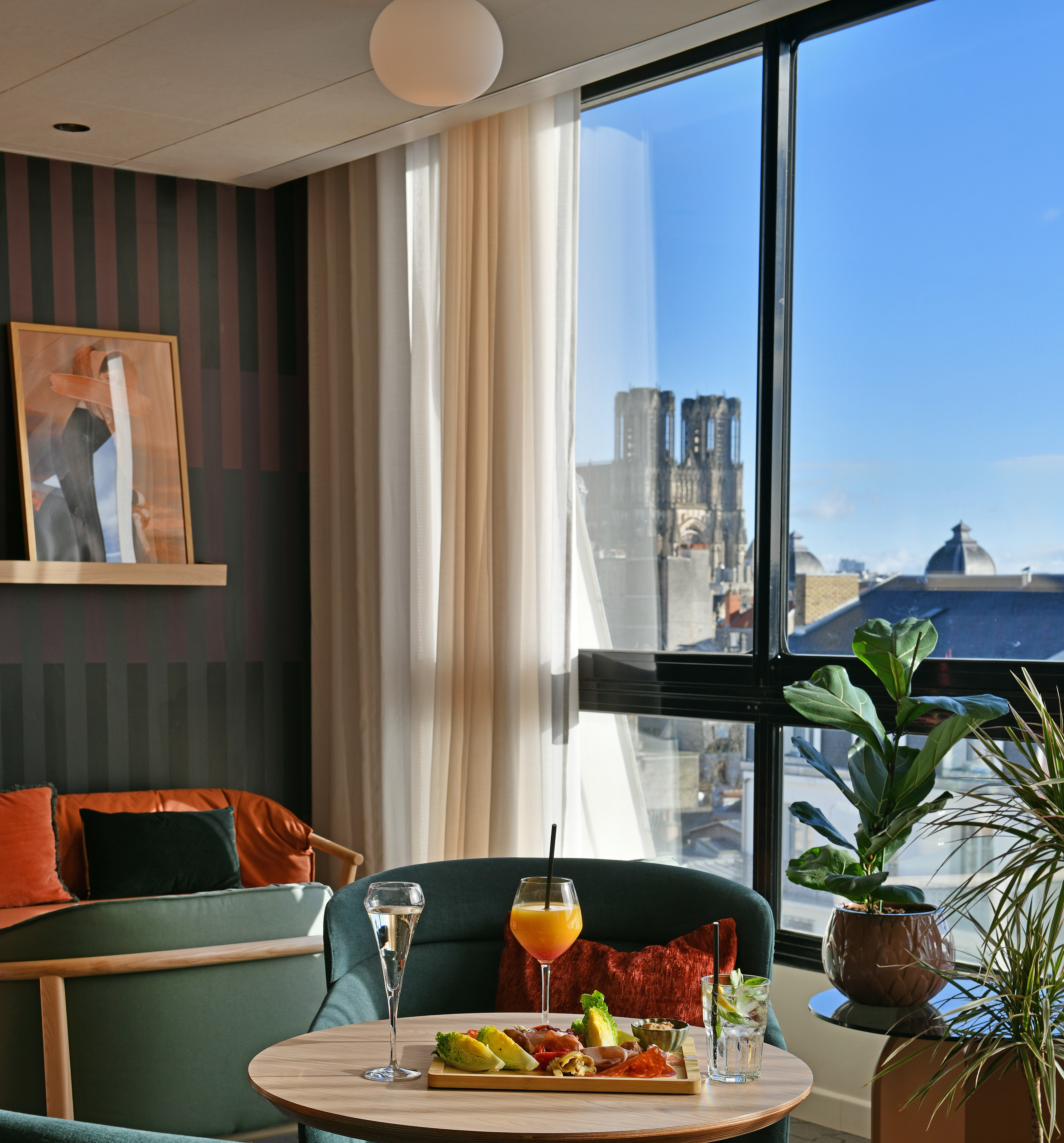 BAR-SALLE--VUE-CATHEDRALE-1 - Copie