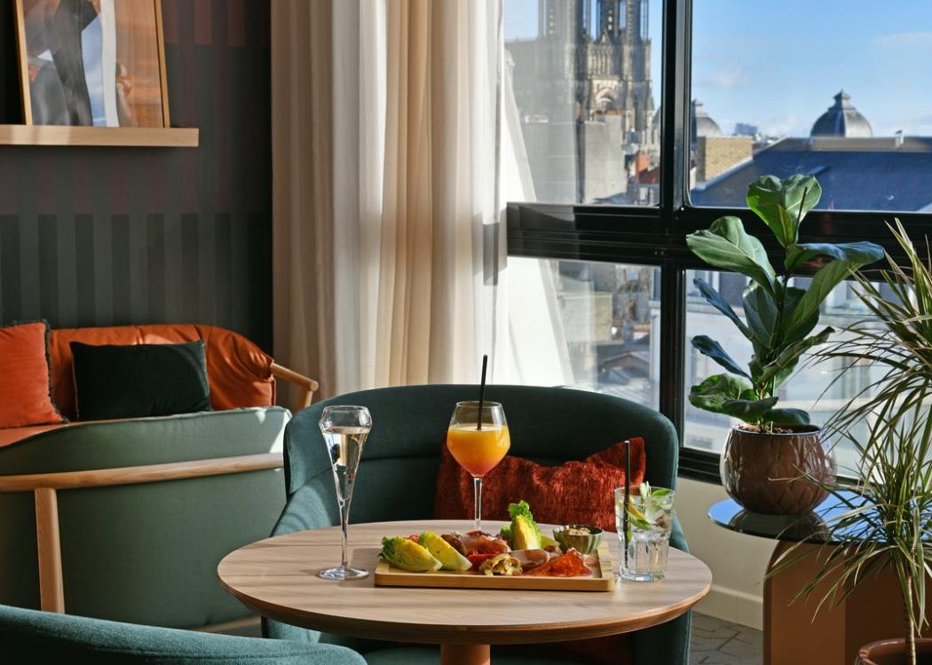 BAR-SALLE--VUE-CATHEDRALE-1 (1) BAR-SALLE--VUE-CATHEDRALE-1 (1)