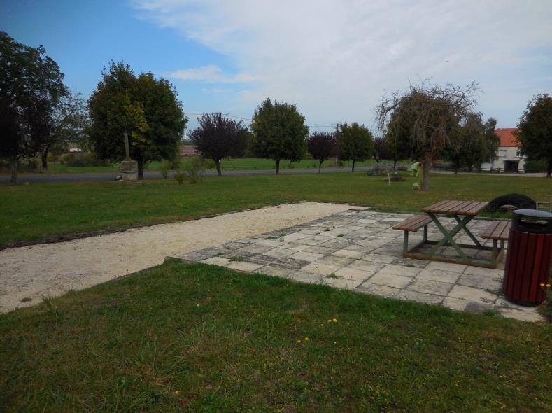 BRONCOURT aire de jeux aire de pique-nique