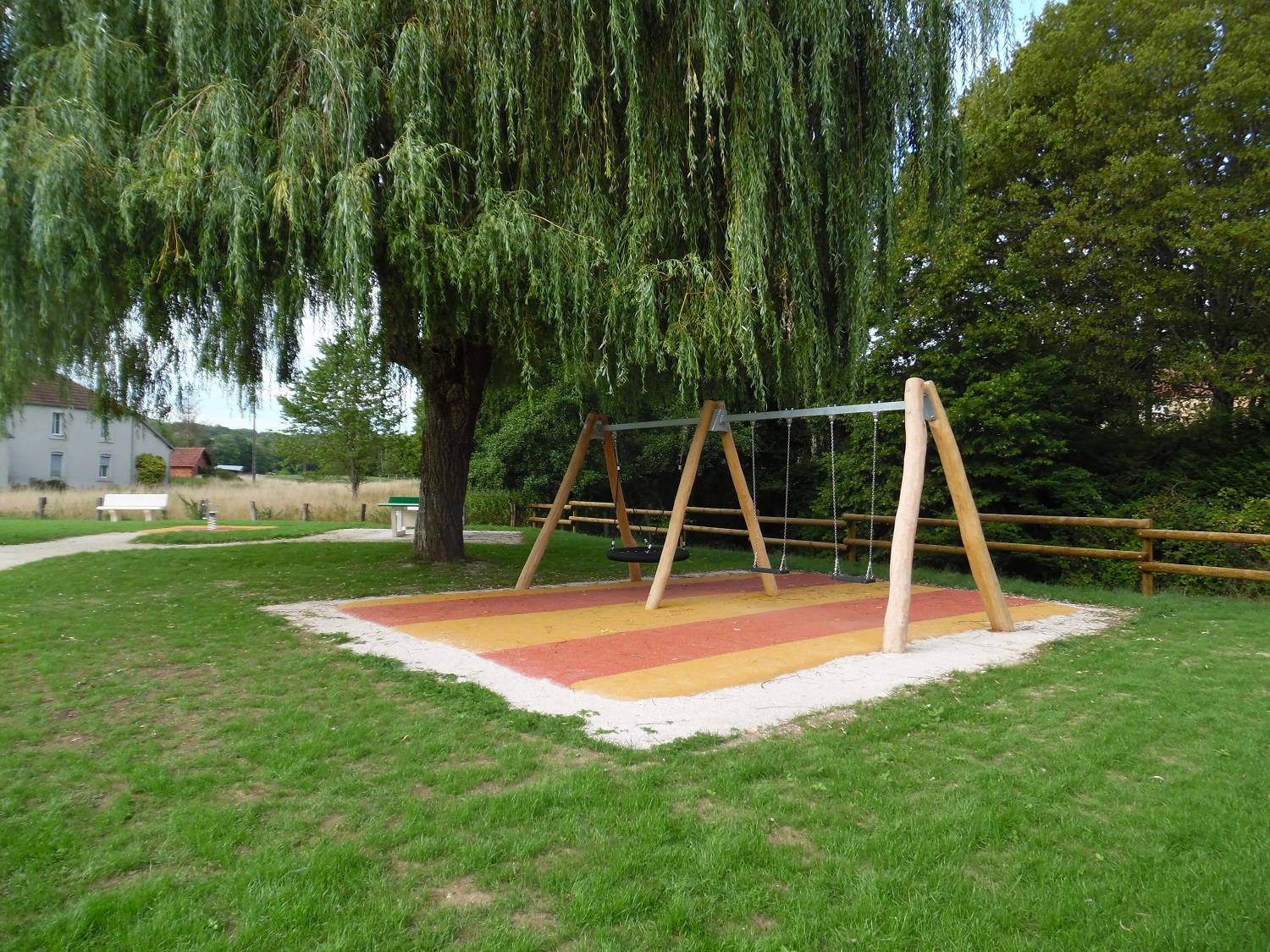 Aire de pique-nique et de jeux de Bussières-les-Belmont