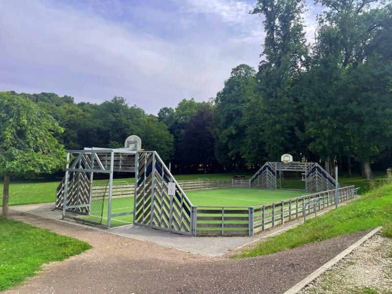 Aire de pique-nique et de jeux du parc de Montéclaire à Andelot