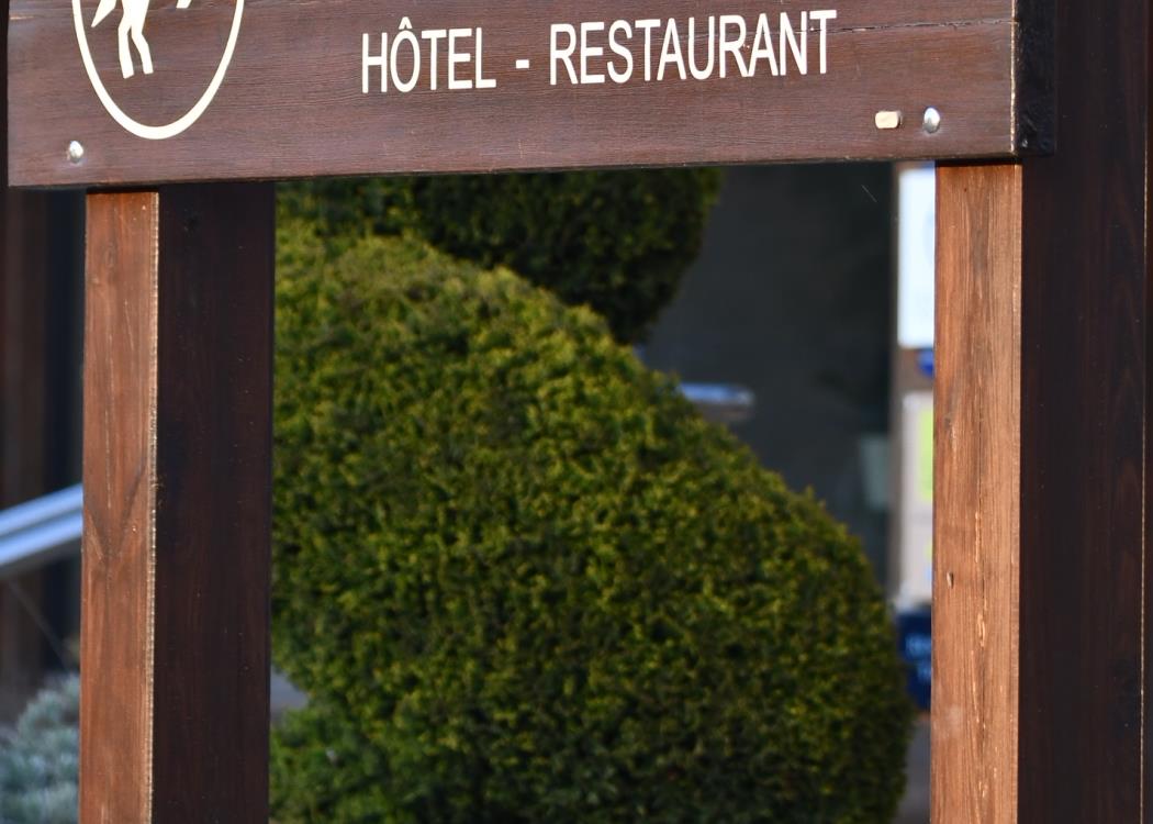 Le Cheval Blanc : hôtel et restaurant à Giffaumont-Champaubert sur les  bords du Lac du Der.