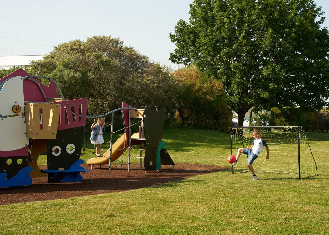 HÔTEL NOVOTEL REIMS TINQUEUX Espace extérieur - jeux enfants extérieurs