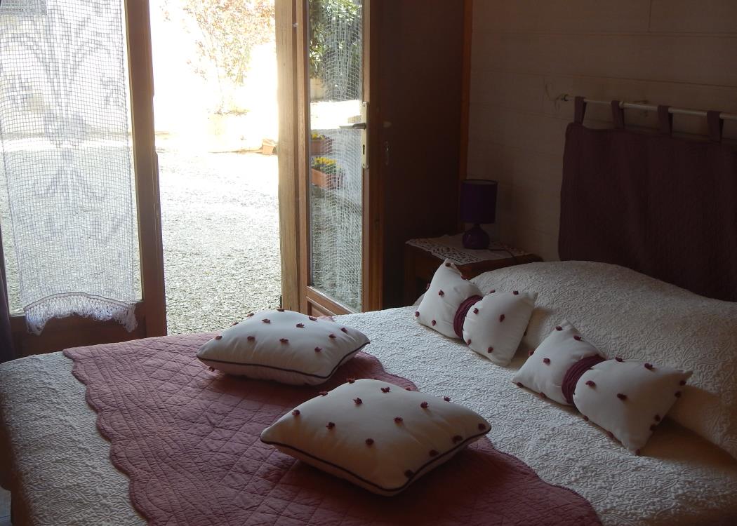 gite Le Courlis à Outines, chambre double donnant sur la terrasse