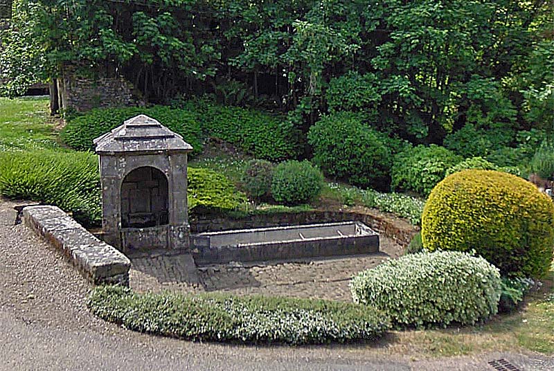 Fontaine-abreuvoir de Pierrefaites