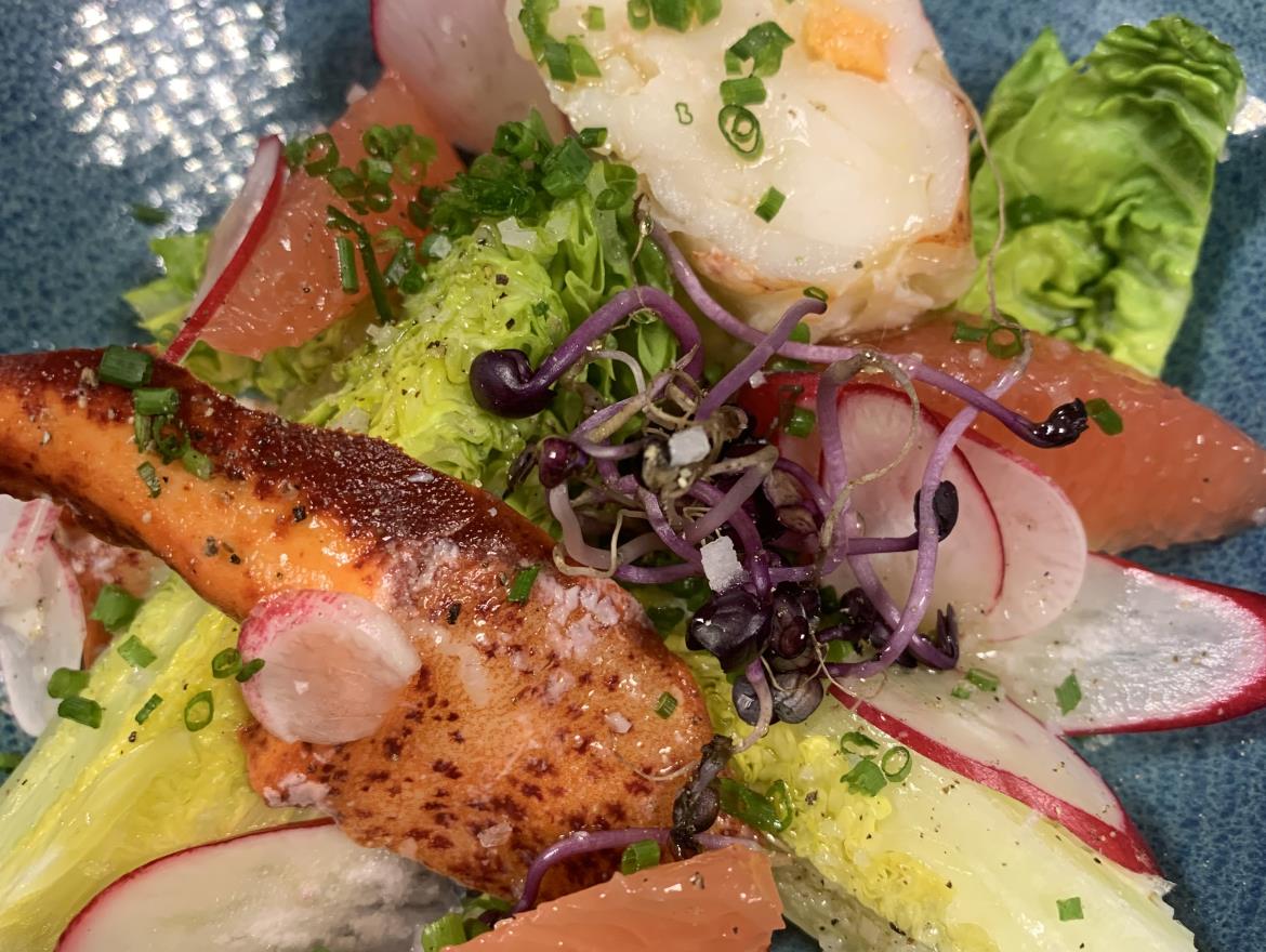 La Salade de Sucrine, Radis, Homard et Pamplemousse Rose