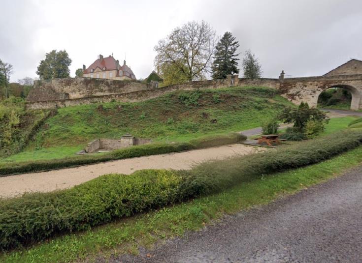 LA ROCHELLE terrain petanque et table de pique-nique près de la fontaine