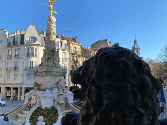 Le Lion de Belfort, vue sur la fontaine Subé
