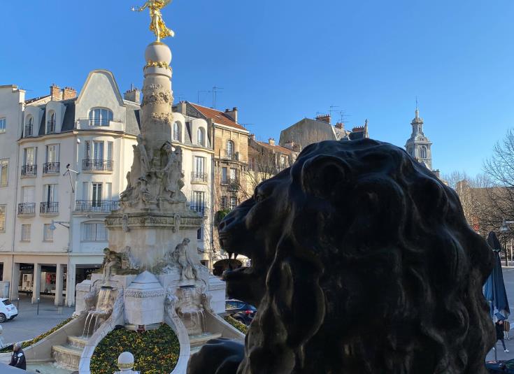 Le Lion de Belfort, vue sur la fontaine Subé