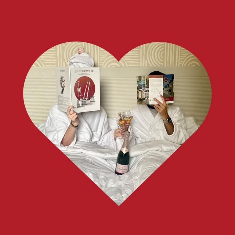 Offre Saint Valentin - Photo coeur fond rouge recadrée carrée