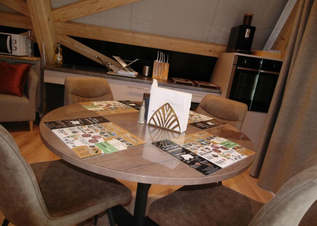 Tipis de l'Auberge de St Fergeux -Table pour les repas