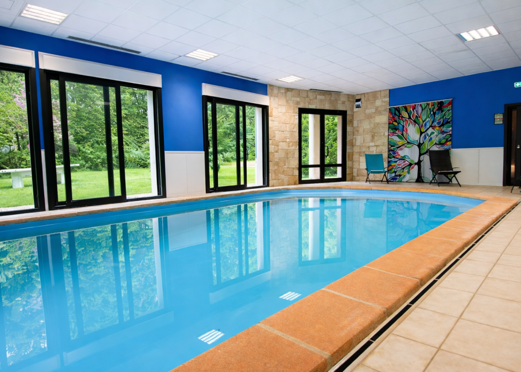 Piscine intérieure avec vue sur jardin