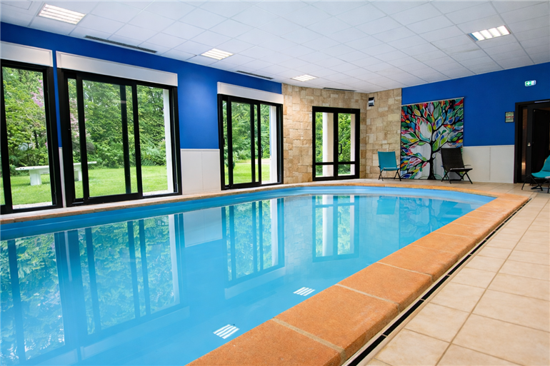Piscine intérieure avec vue sur jardin