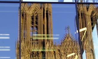 Reflet de la cathédrale de Reims dans la Médiathèque