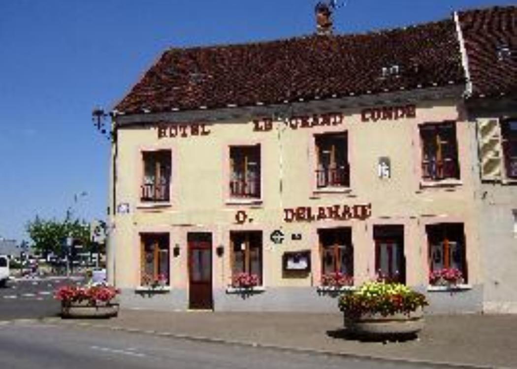 Façade-Restaurant-Le-Grand-Condé-Montmirail-rue