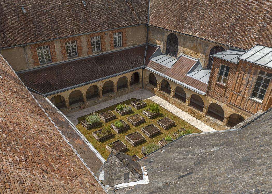 SEZANNE_07-06-2022_print-33.jpg, vue drone presque verticale, les carrés de plantes aromatiques dans le jardin du couvent des Récollets, été 2022