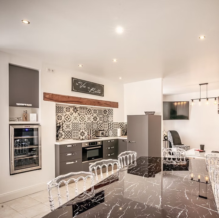 Suite First Chez Louis le Tonnelier Le Mesnil-sur-Oger - cuisine