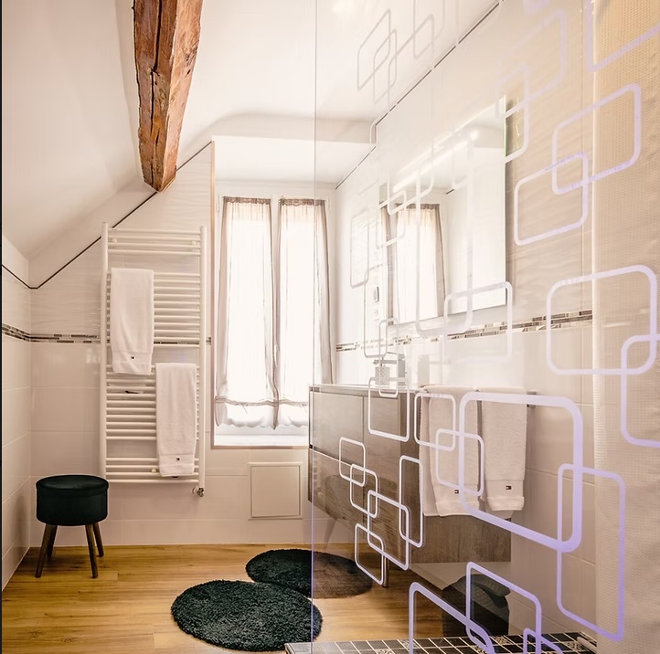 Suite First Chez Louis le Tonnelier Le Mesnil-sur-Oger - sdb chb1