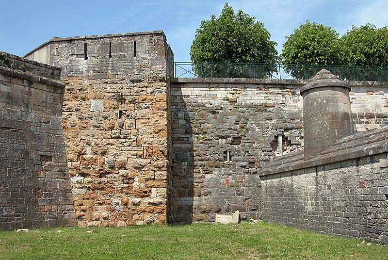 Tour Rouge et porte des Auges