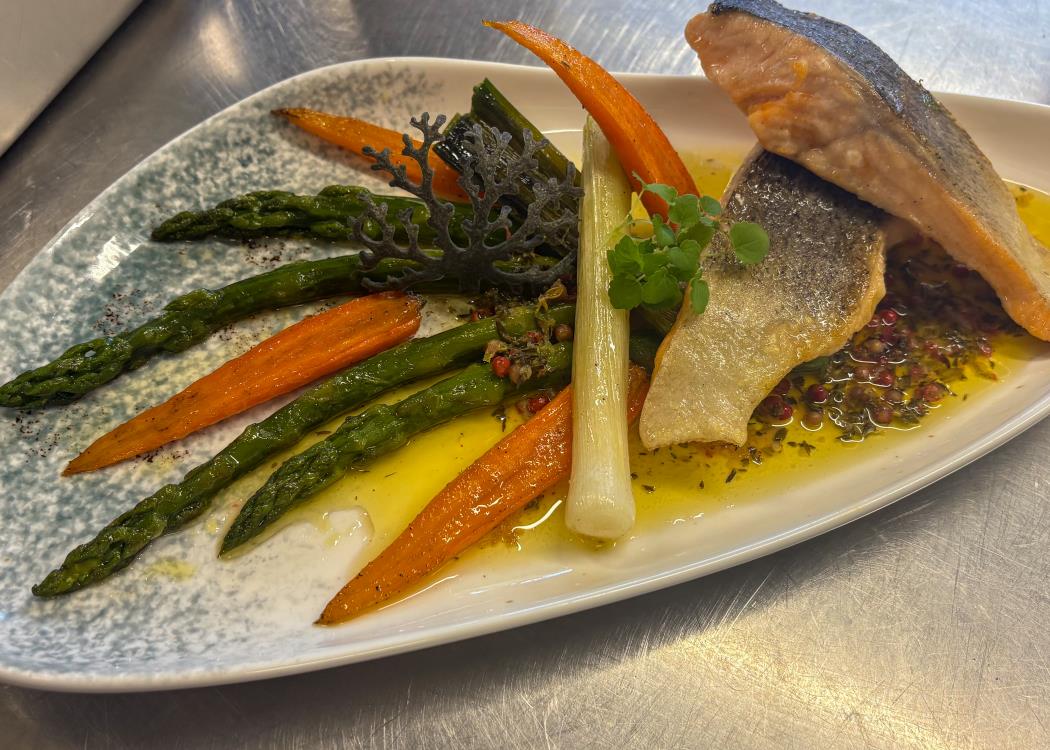 Truite de Mer, sauce beurre citronné et ses asperges