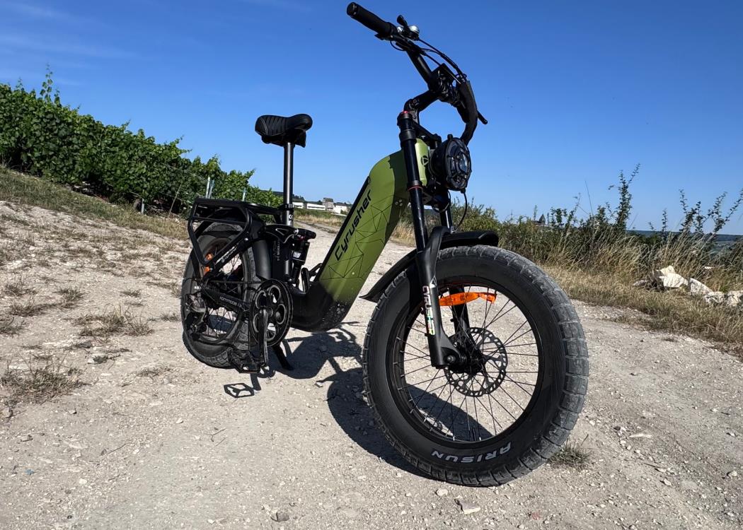Vélo à travers le vignoble champenois. Vélo à travers le vignoble champenois.