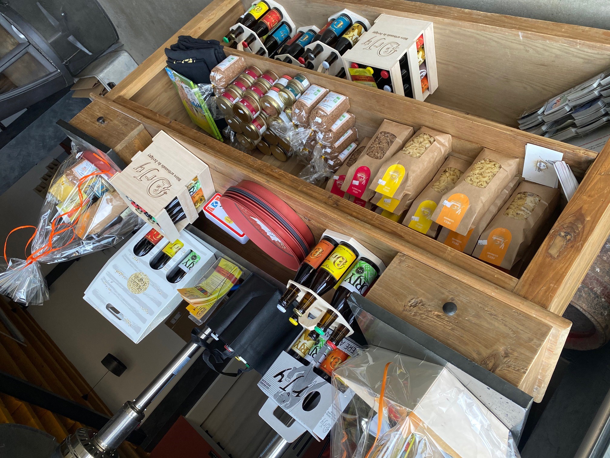 etagere-produits-artisanaux-coffrets-cadeaux - Nathalie PLOYART