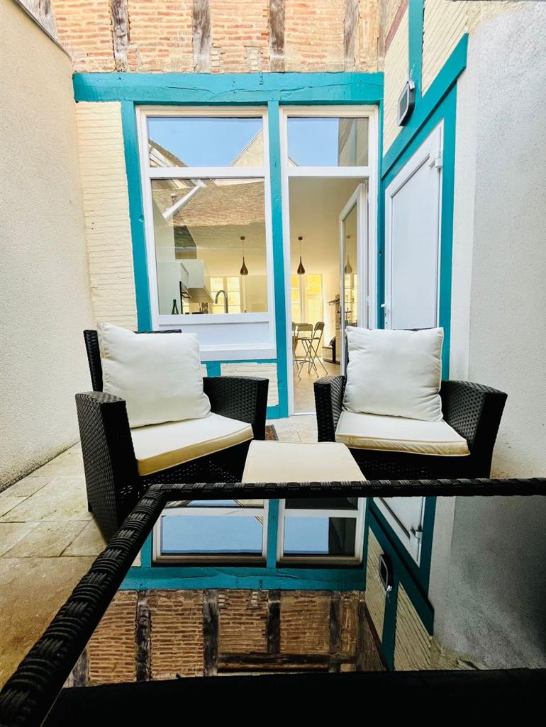 gite-art-dit-vin-terrasse