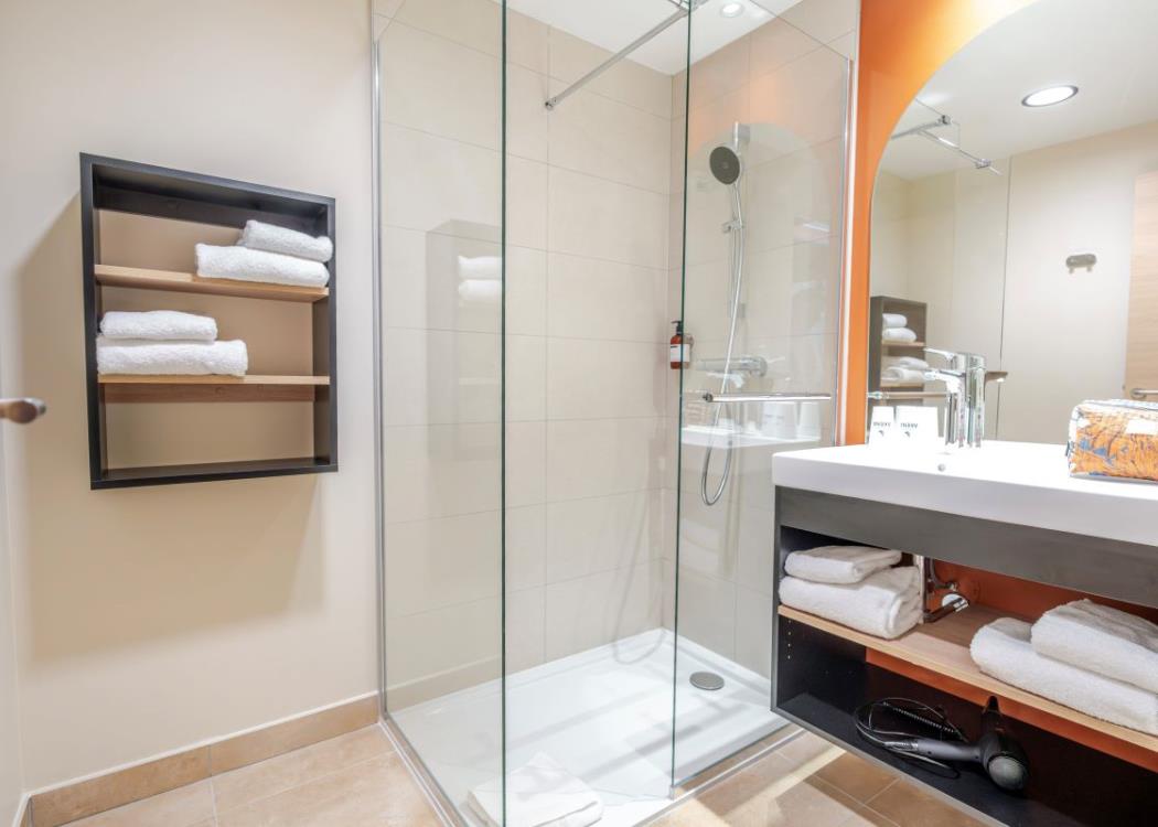 hotel-akena-chalons-chambre-famille-salle-de-bains hotel-akena-chalons-chambre-famille-salle-de-bains