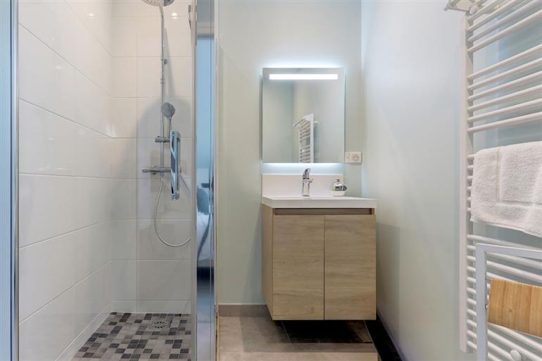 la-belle-prise-matougues-salle-de-douche