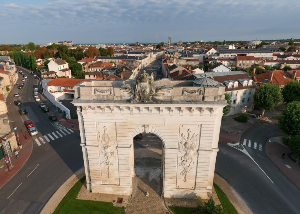 la-porte-sainte-croix-aerienne C Joan Mora