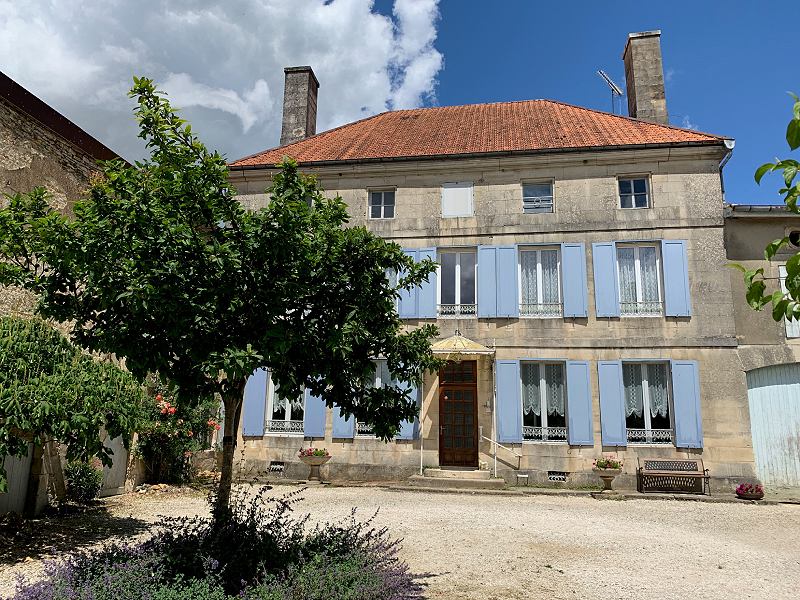 Maison d’hôtes LES HIRONDELLES à Dommartin-le-Saint-Père