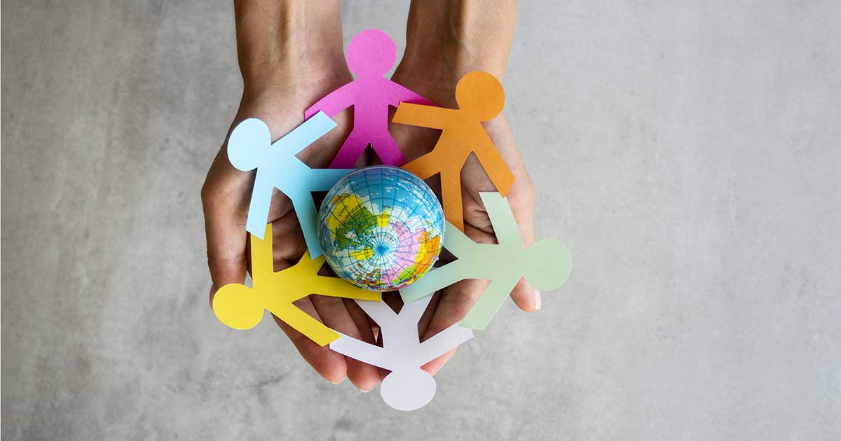 Origami chain people - Freepik -Magnifica