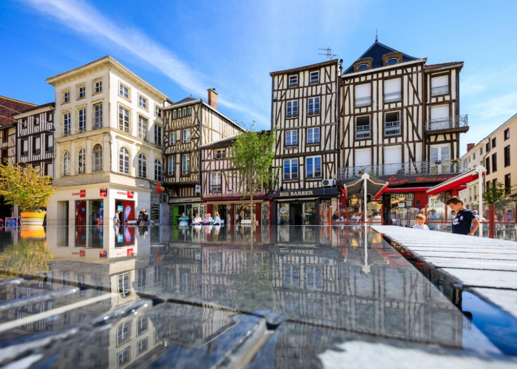 tour-de-ville-place-de-la-republique-pan-de-bois-reflets
