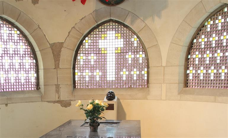 verrieres-ornees-de-croix-blanches