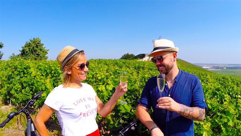 vignes moulin couple trinque gros plan - color boost