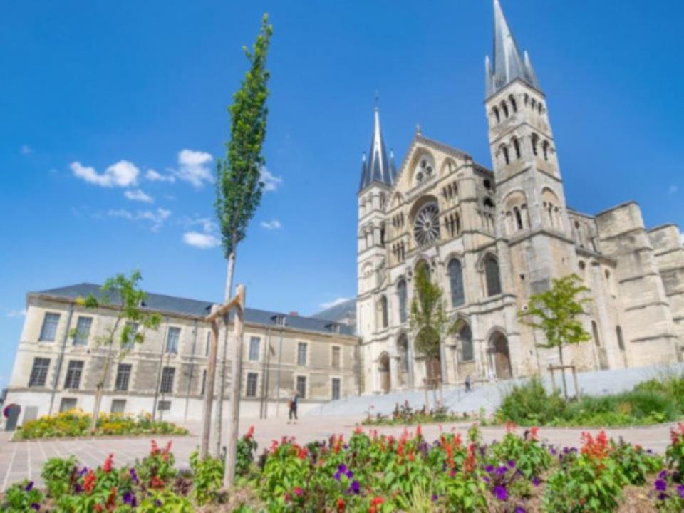 visite-guide-la-basilique-saint-remi-et-lancienne-abbaye-320eb